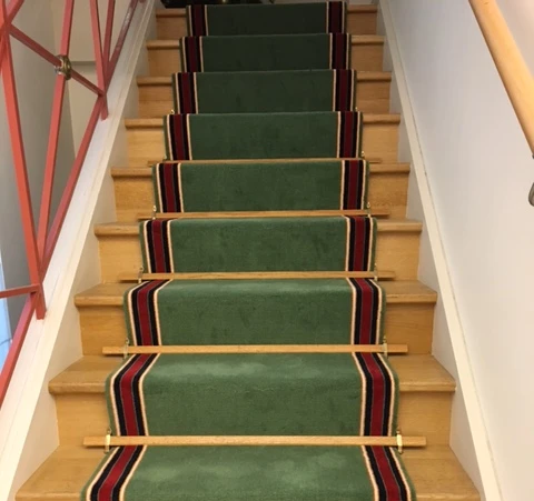 mise en place de tapis d'escalier à Paris