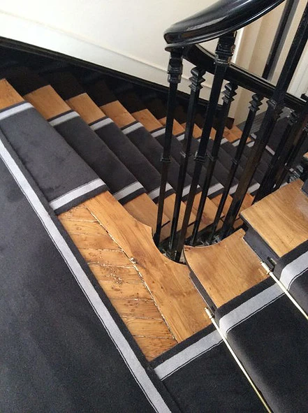 processus d'installation de tapis d'escalier à Paris